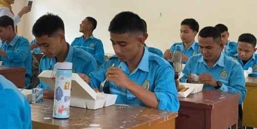 Program pemerintah pusat, Pemprov Riau Uji Coba Makan Siang Gratis di Sekolah, Ini Kata Siswa 